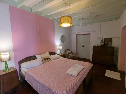 Giường trong phòng chung tại Madame de Lally homestay