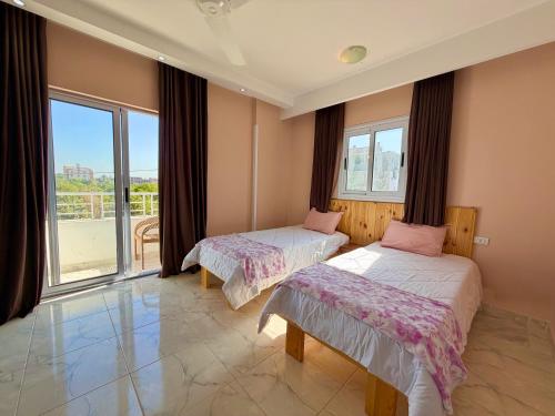 Ένα ή περισσότερα κρεβάτια σε δωμάτιο στο Sylvie guest house