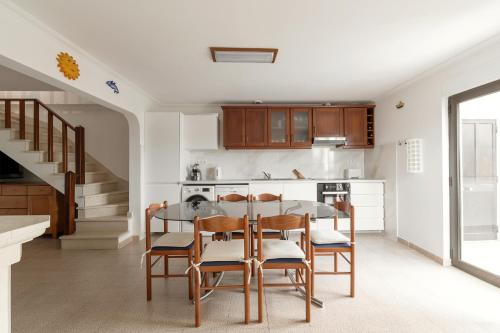 a dining room with a table and chairs in a kitchen at Ocean Breeze Baleal in Ferrel