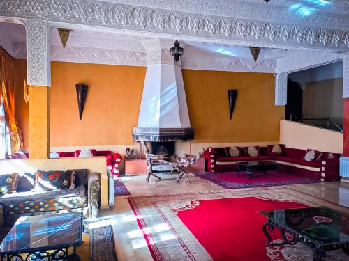 ein Wohnzimmer mit Sofa und Kamin in der Unterkunft Hotel Taddart in Midelt