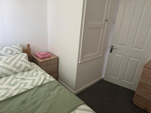 een slaapkamer met een bed en een open deur bij The Lantern in Bristol