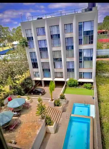 een appartementencomplex met een zwembad en een hotel bij Violet luxury apartment in Ongata Rongai 