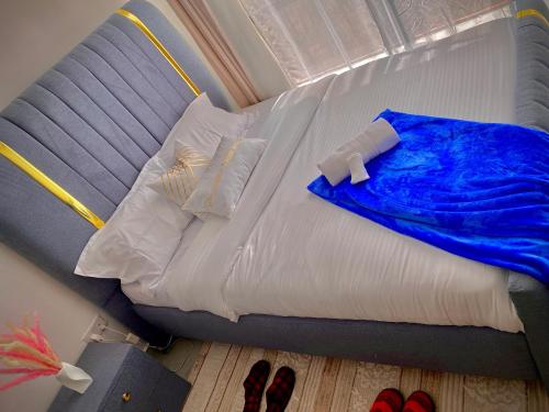 Een bed of bedden in een kamer bij Violet luxury apartment