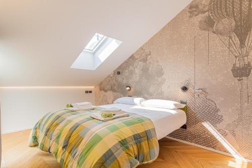 Un dormitorio con una cama y una pared. en My cup of tea by Houset, en Seregno