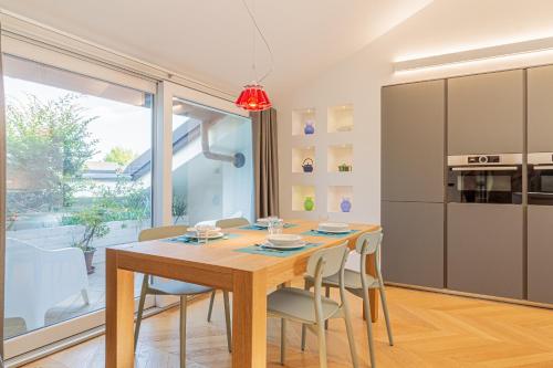 Una cocina y un comedor con mesa y sillas de madera. en My cup of tea by Houset, en Seregno