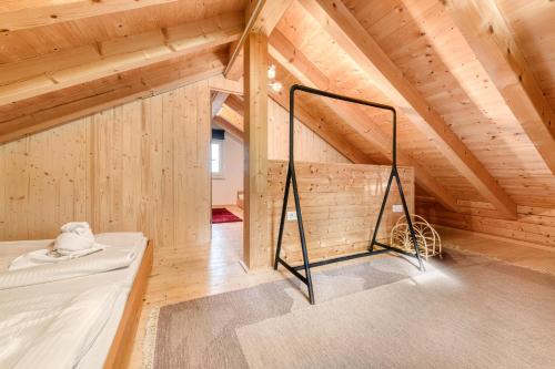 Cette chambre mansardée comprend un lit. dans l'établissement Panorama Ferienhaus Zora, à Gurtis