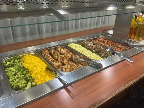 Una línea de buffet con muchos tipos diferentes de comida. en Finlandia Hotel, en Pamporovo