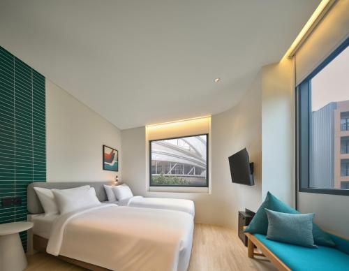 Una cama o camas en una habitación de GO Hotel Bangok Suvarnabhumi Airport
