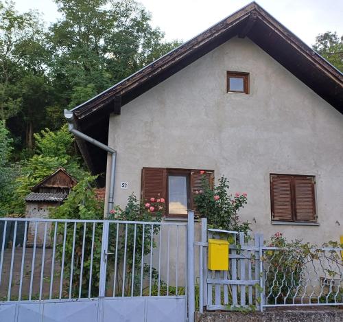 Το κτήριο όπου στεγάζεται  το διαμέρισμα