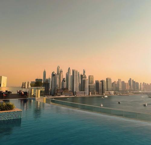 Infinity Pool & Private Beach 1BR Palm Jumeirah