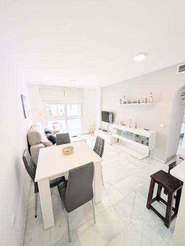 a living room with a white table and chairs at Laguna Beach 15 Primera linea de Playa in Morche