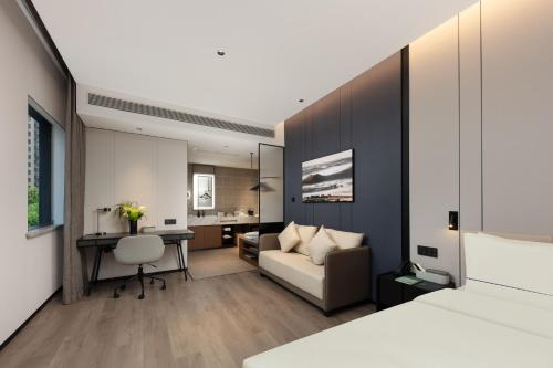 Giường trong phòng chung tại Atour Hotel Shenzhen CBD Futian Metro Station