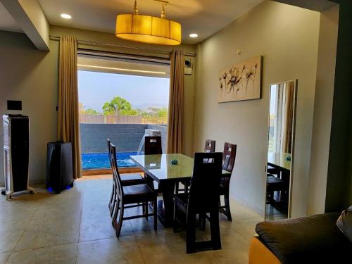 Bazén v ubytování Twilight Stays ll 2BHK ll Swimming Pool ll AC ll BBQ ll nebo v jeho okolí