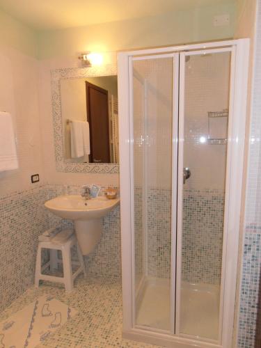 a bathroom with a shower and a sink at Hotel Garnì Bartabel in Gargnano