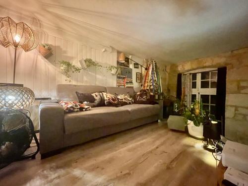 Гостиная зона в Comme à la maison appart 18e Centre Ville Pierre Plantes Bohéme LGBT