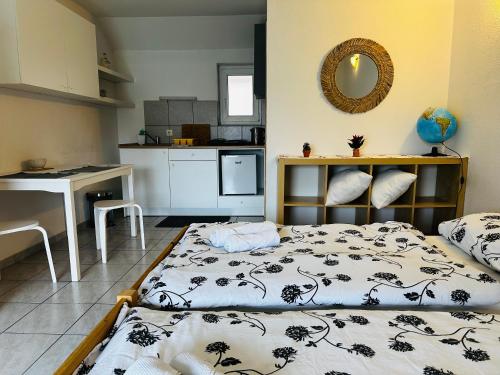 Kuchyň nebo kuchyňský kout v ubytování Bright Side Studios