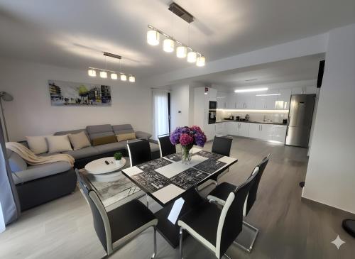 Athens Family 2BR Apartment Sleeps 6 near Acropolis