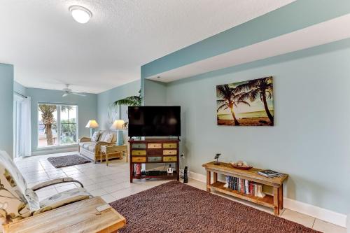 TV a/nebo společenská místnost v ubytování Terraces at Beachside 203 condo