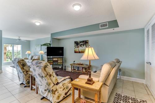 TV a/nebo společenská místnost v ubytování Terraces at Beachside 203 condo