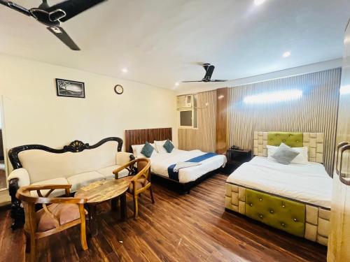 Una cama o camas en una habitación de Hotel A S Residency - Saket Metro