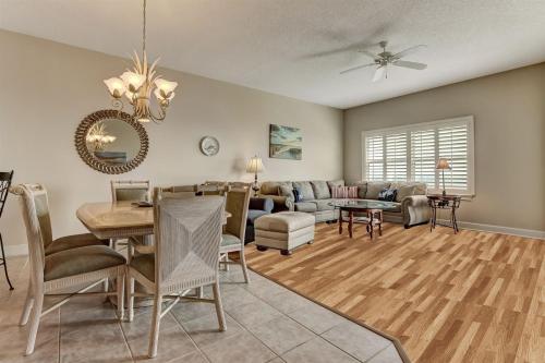 Posezení v ubytování Ocean Park 409 condo