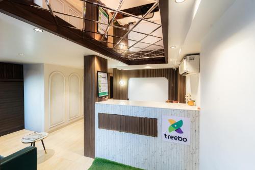 un hall d'hôtel avec une réception dans l'établissement Treebo Awadhvue, à Indore