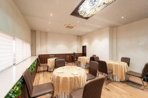 een conferentieruimte met tafels en stoelen en een dakraam bij Treebo Awadhvue in Indore