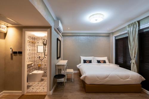 Ένα μπάνιο στο RQ Timeless Phuket Old Town