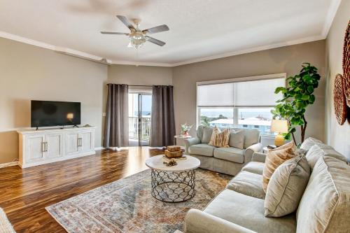 TV a/nebo společenská místnost v ubytování Ocean Park 308 condo