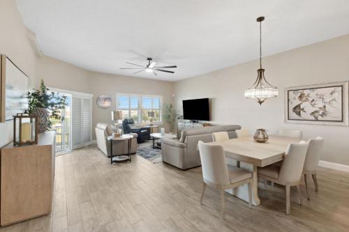 TV a/nebo společenská místnost v ubytování Ocean Park 106 condo