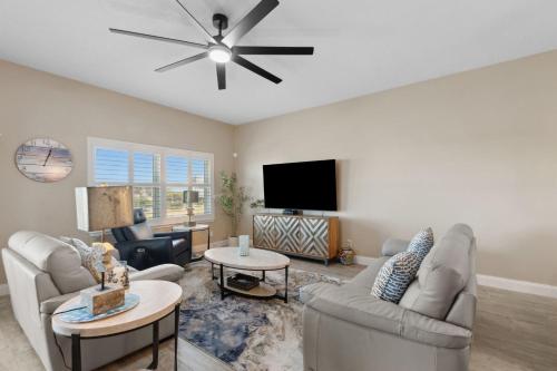 TV a/nebo společenská místnost v ubytování Ocean Park 106 condo