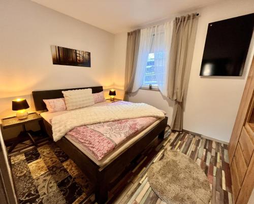 ein Schlafzimmer mit einem Bett und einem Fenster in der Unterkunft Dreamliner Bungalow Murau in Murau