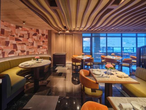 Khu vực ghế ngồi tại Conrad Altay Hemu