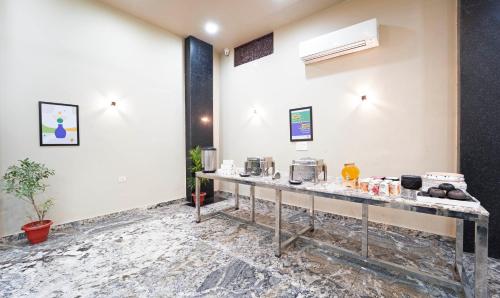 een kamer met een aanrecht met eten erop bij Treebo Fort Mountview Jalmahal in Jaipur