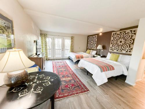 een grote slaapkamer met 2 bedden en een tafel bij Fins Up Margaritaville 2BD3BALoftGrillFirepit in Damsel