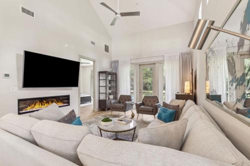 TV a/nebo společenská místnost v ubytování Summerwoods 204 condo