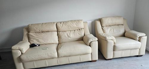 NewTown Home Host 4-5 Guests في Brettell Lane: كرسيين بيض واريكة في الغرفة