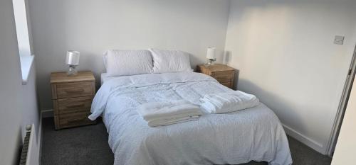 NewTown Home Host 4-5 Guests في Brettell Lane: غرفة نوم بها سرير مع ملاءات ووسائد بيضاء