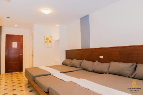 une chambre avec un grand lit dans une pièce dans l'établissement 8 Diamonds Escapes, à Calamba