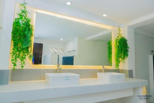 une salle de bains avec deux lavabos et un grand miroir dans l'établissement 8 Diamonds Escapes, à Calamba