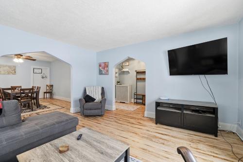 TV/trung tâm giải trí tại Charming St Paul Getaway home