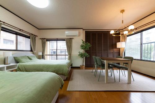 En eller flere senge i et værelse på Entire 3 Story house in Hakata
