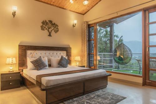 Postel nebo postele na pokoji v ubytování The Himalayan Mansion I Pet friendly & Serviced Villa I Open Air Lawn I Bonfire Available I Kasauli By Exotic Stays