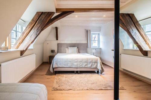 een slaapkamer met een bed op zolder bij Altes Rathaus in Schwaigern