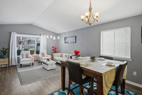 ein Esszimmer und ein Wohnzimmer mit Tisch und Stühlen in der Unterkunft Bright 4BR Near MSU & Downtown home in Packard