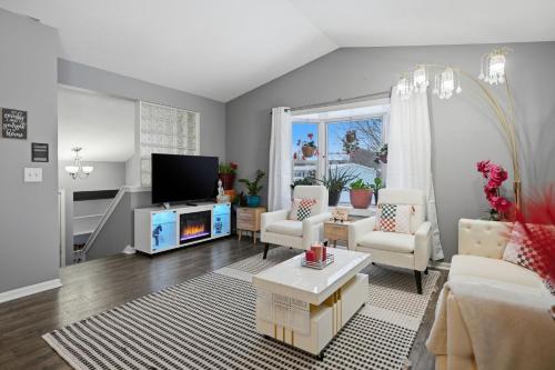 ein Wohnzimmer mit Sofa und Fernseher in der Unterkunft Bright 4BR Near MSU & Downtown home in Packard