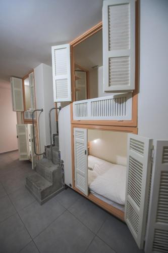 Llit o llits en una habitació de Lebanon Hostel