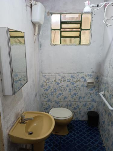 een badkamer met toilet en wastafel bij Cantinho da paz in São Roque