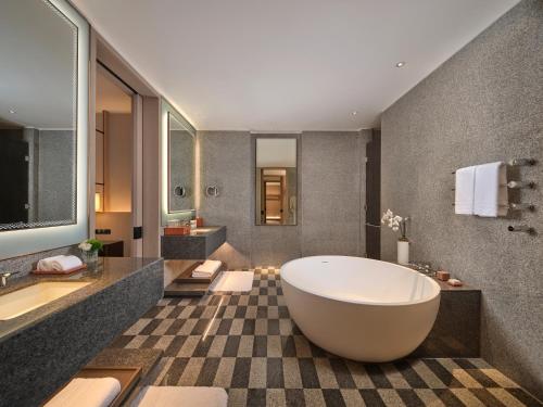 Un baño de Conrad Altay Hemu