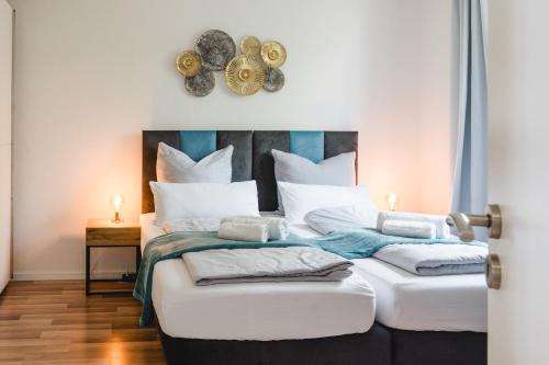 En eller flere senge i et værelse på YAYstay - "View" I 58m2 I Bahnhof I Balkon I TV I Kaffee I Waschmaschine I Trockner